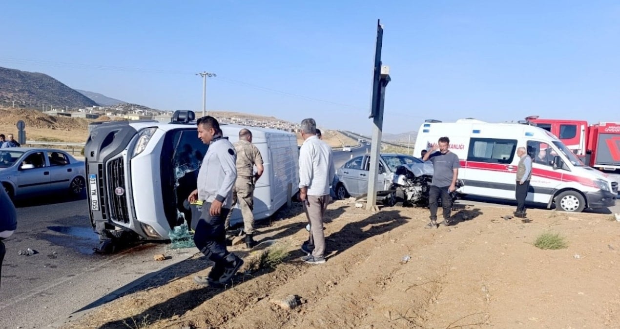 gaziantepte minibus ile otomobil carpisti 6 yarali bQvyGSUv