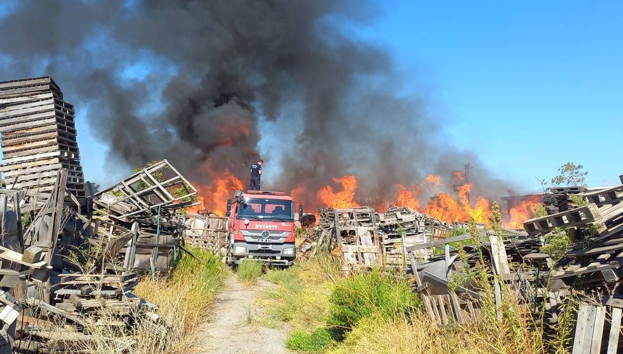 manisada palet fabrikasinda yangin AnQH4Ykb