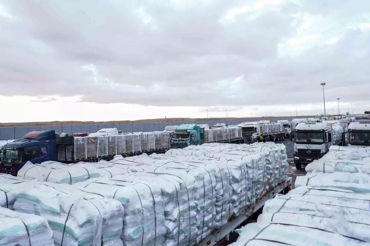 misirdan gazzeye 400 kamyon insani yardim girisi imRGDyCK.jpg