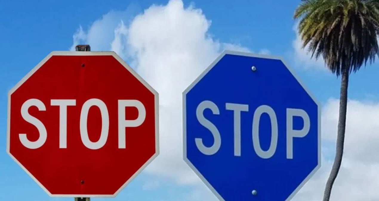 Her yerde kırmızı olan ‘Dur’ işareti levhası bu şehirde mavi: İşte anlamı