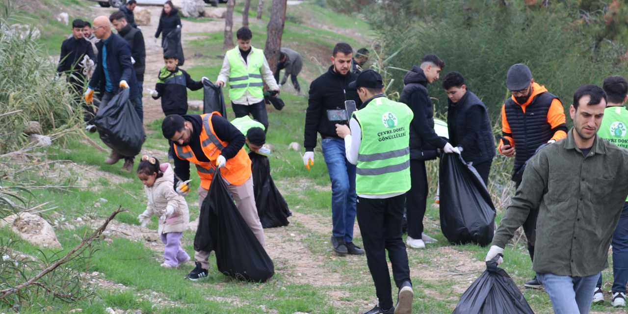 ‘Adana cıncık gibi’ dediler: 70 poşet çöp topladılar