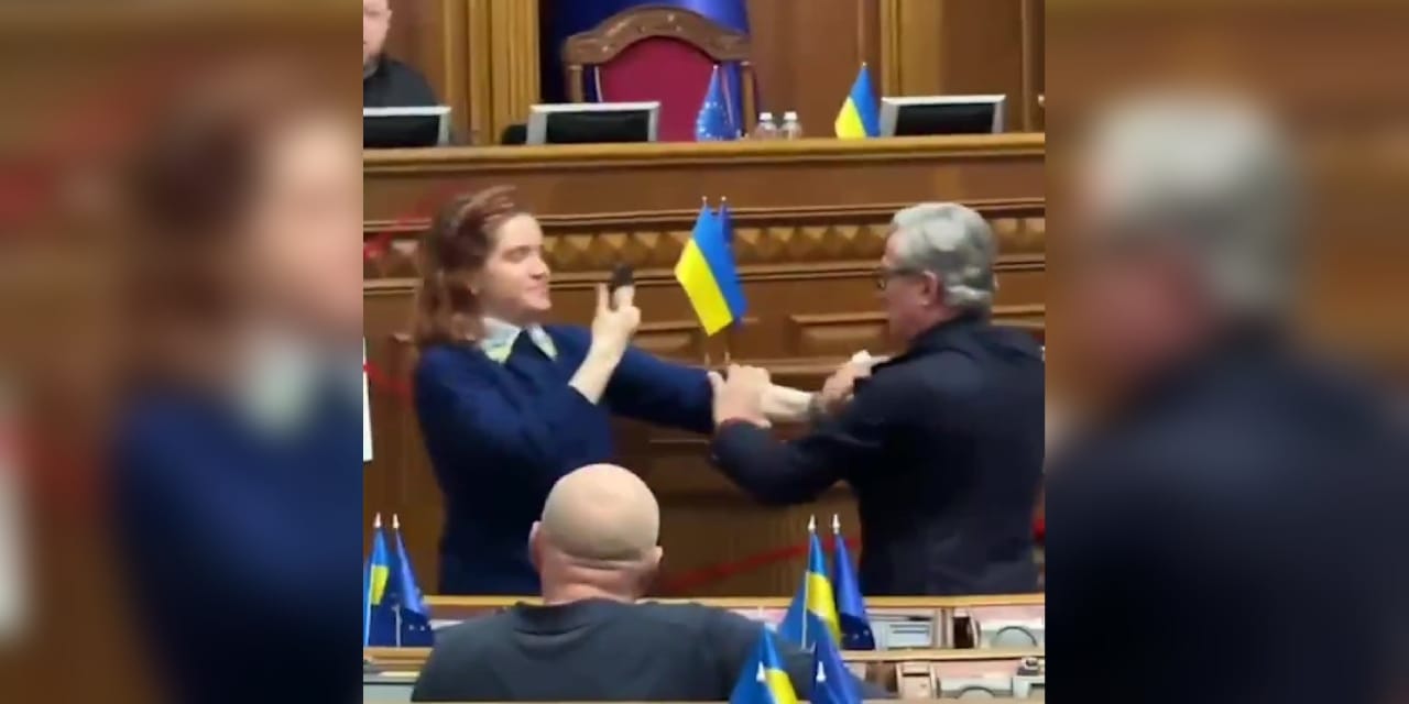 Ukrayna meclisinde gerginlik: Kadın vekile saldırdı