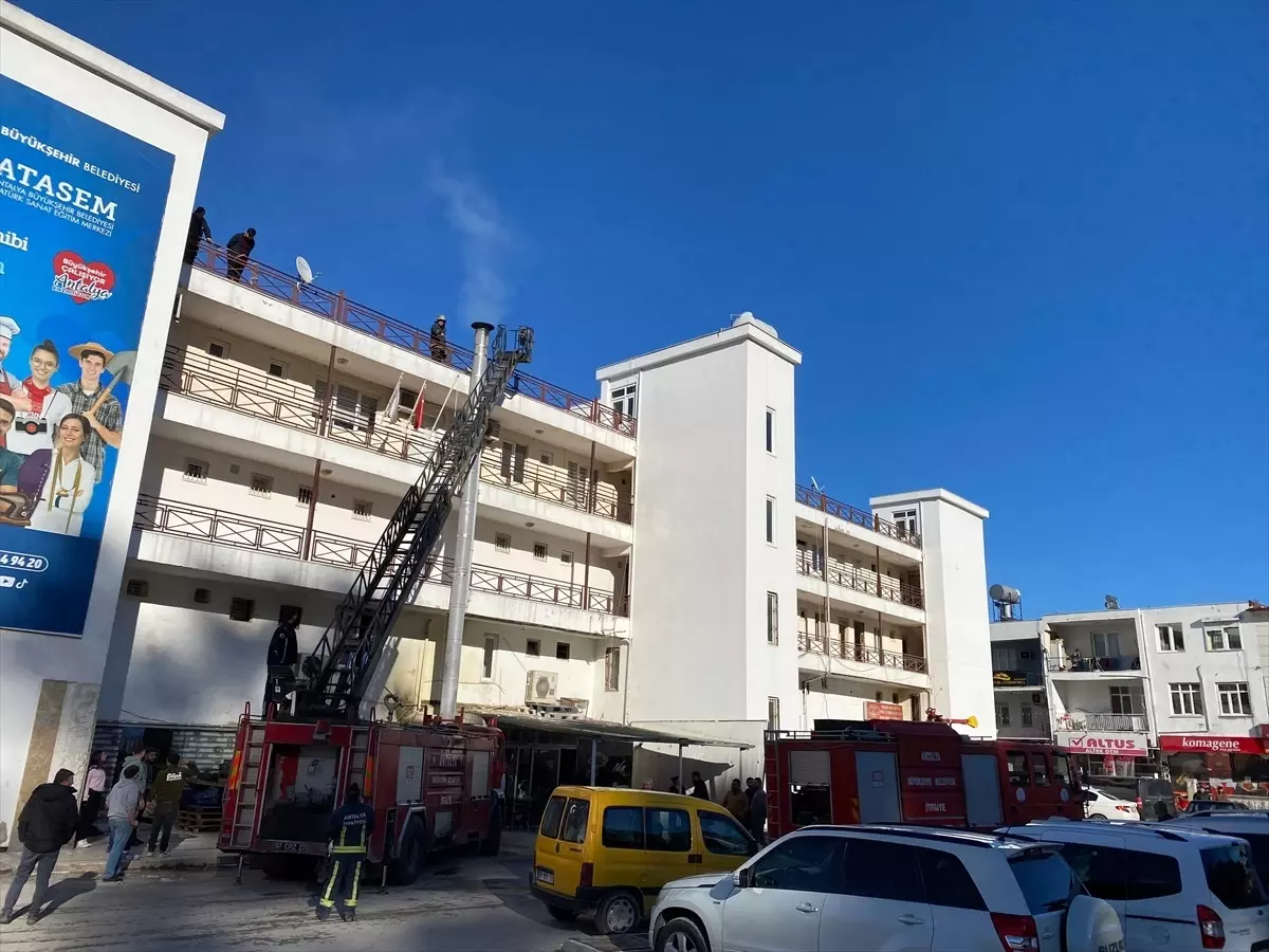 Antalya’da Restoran Bacasında Yangın Çıktı