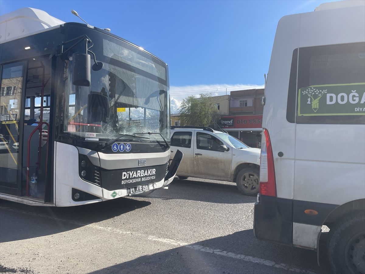 Diyarbakır’da Belediye Otobüsü ile Öğrenci Servisi Çarpıştı: 3 Yaralı