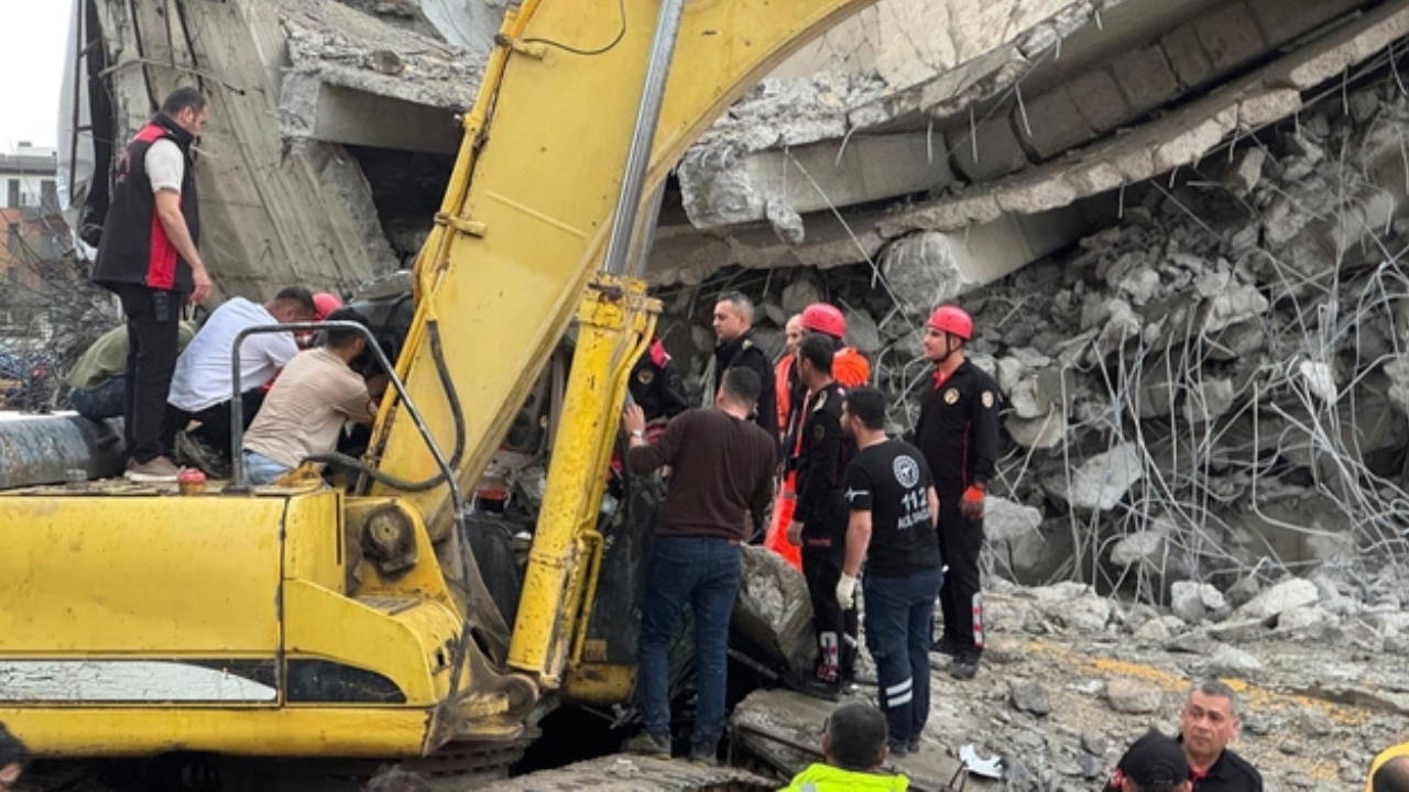 Kahramanmaraş’ta Otopark Yıkımında İş Makinesi Enkaz Altında Kaldı