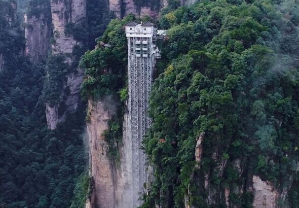 daglarin-icini-oyup-326-metre-yuksekliginde-dev-asansor-insa-ettiler-DK4QPmiK